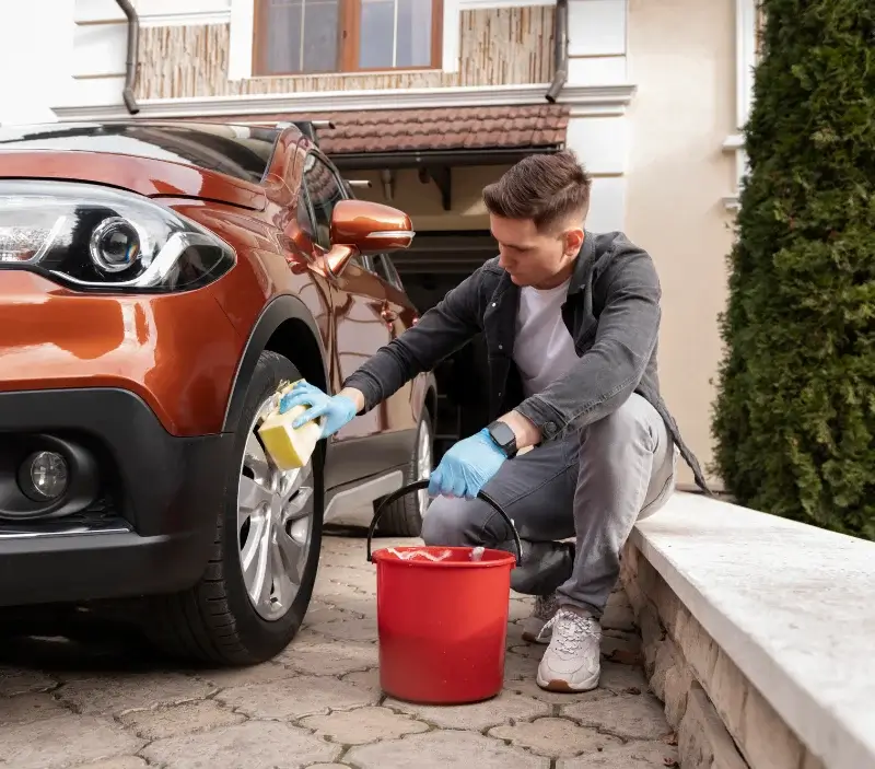 Lavage auto à domicile Pau : professionnel intervenant sur un véhicule